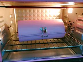 放入预热好的烤箱下层160度上下火烤30分钟