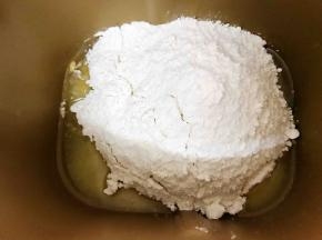 面包桶里加入辅料