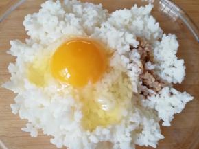 米饭里面打入一个鸡蛋，加入两勺味极鲜酱油和一勺熟油。