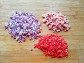 洋葱、红萝卜和午餐肉分别切碎。