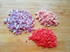 洋葱、红萝卜和午餐肉分别切碎。