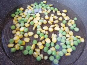 锅内放水烧开，下入豌豆和玉米粒焯水至熟，捞出晾凉控干水分备用。