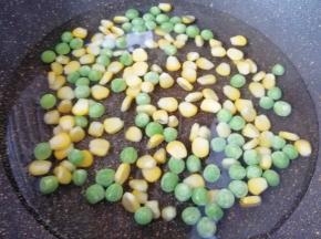 锅内放水烧开，下入豌豆和玉米粒焯水至熟，捞出晾凉控干水分备用。