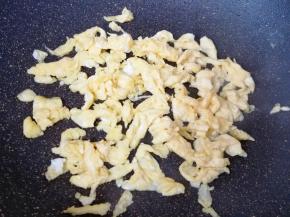  另一个鸡蛋打散，炒锅内倒适量的食用油烧热，下入蛋液快速划炒定型，盛出备用。