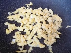  另一个鸡蛋打散，炒锅内倒适量的食用油烧热，下入蛋液快速划炒定型，盛出备用。