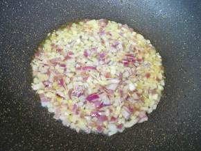 炒锅继续倒入适量的食用油烧热，下入洋葱炒香。