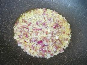 炒锅继续倒入适量的食用油烧热，下入洋葱炒香。