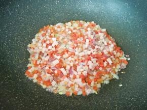 下入红萝卜和午餐肉翻炒均匀。