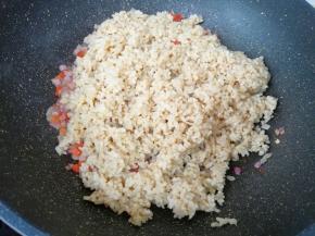 下入拌好的米饭翻炒均匀。