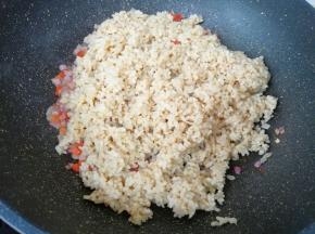 下入拌好的米饭翻炒均匀。