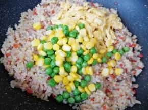 下入豌豆、玉米粒和炒好的鸡蛋翻炒均匀。