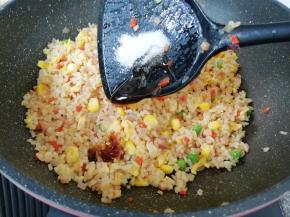 放盐和蚝油调味。