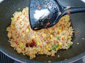 放盐和蚝油调味。