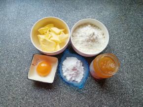 准备好食材，黄油提前室温软化。