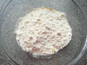 除果酱以外，将其余所有的食材放入盆里。