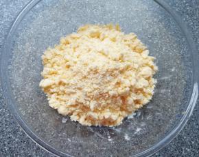 带上一次性手套，先将食材抓捏成酥粒状。