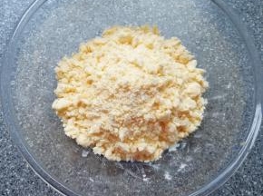 带上一次性手套，先将食材抓捏成酥粒状。