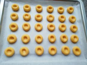 用手指蘸水戳一个小洞。