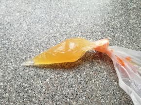 果酱装进裱花袋揉搓一下，将大粒的果肉揉开。