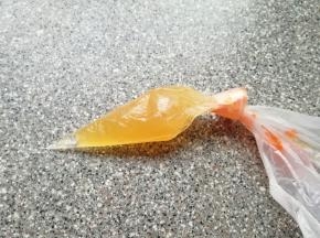 果酱装进裱花袋揉搓一下，将大粒的果肉揉开。