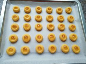  将果酱挤入饼干的小洞里面。