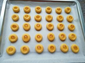  将果酱挤入饼干的小洞里面。