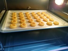 送入预热好的烤箱，上下管165度烤20分钟。