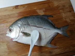 金昌鱼里外抹匀盐腌制半小时