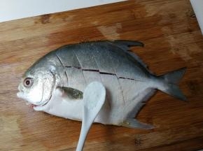 金昌鱼里外抹匀盐腌制半小时