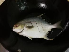 热锅热油放入金昌鱼中火煎金黄