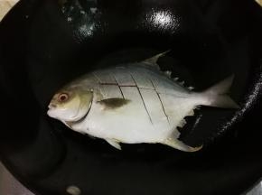 热锅热油放入金昌鱼中火煎金黄