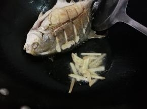 放入姜丝煎出香味