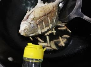 放入两勺料酒蒸发掉