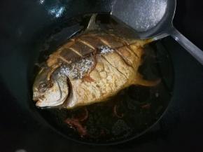 放入有金昌鱼一半高度的清水中火烧至汤汁浓稠，中途翻个面