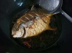 放入有金昌鱼一半高度的清水中火烧至汤汁浓稠，中途翻个面