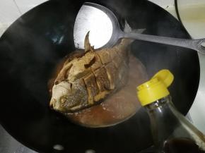 围着锅边放入一勺醋