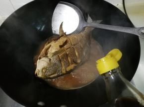 围着锅边放入一勺醋