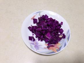 紫甘蓝切成小丁