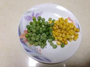 玉米和豌豆煮熟备用