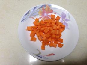 胡萝卜去皮切小丁