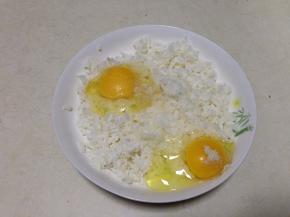 米饭里磕入两个鸡蛋、加入盐、白胡椒粉