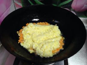 下入米饭小火慢慢炒