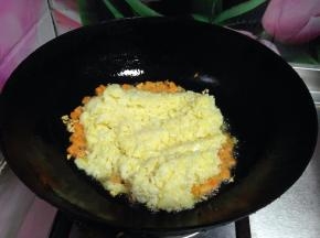 下入米饭小火慢慢炒