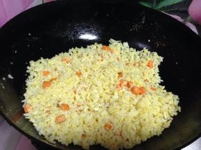 直到炒到每个米粒被蛋液包裹都松散