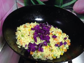 最后倒入紫甘蓝块炒匀关火出锅