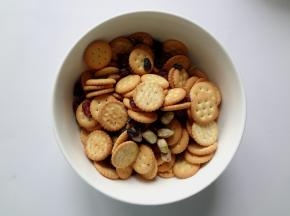 将蔓越莓，果干和饼干混合均匀