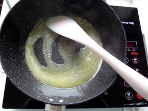 3.将黄油放入阳晨牛轧糖锅内，小火慢慢融化