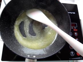 3.将黄油放入阳晨牛轧糖锅内，小火慢慢融化