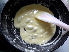 5.边按压边搅拌至完全融化