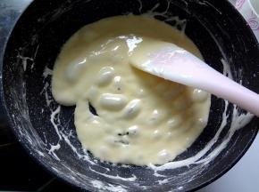 5.边按压边搅拌至完全融化